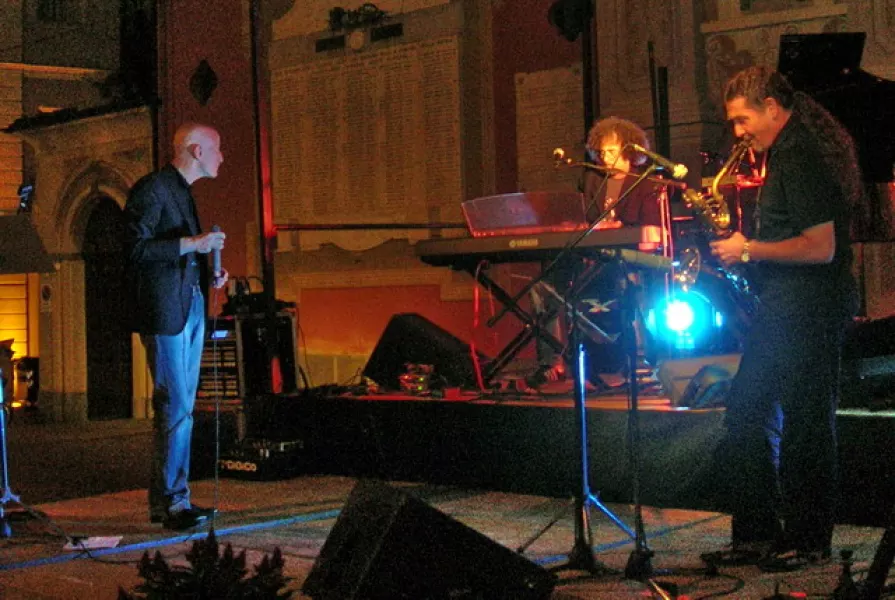  Beppe Servillo  con i musicisti Javier Edgardo Girotto, sax e clarinetto, e Natalio Luis Mangalavite, piano e tastiere, sul palco in piazza della Rossa 