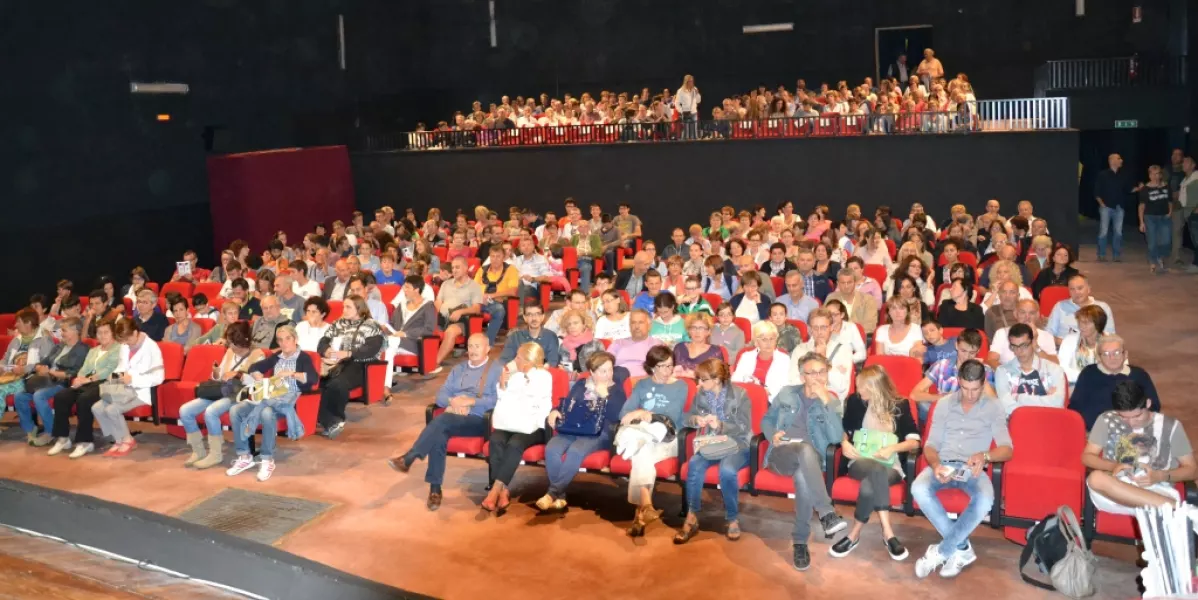 La sala si sta gremendo, poco prima dell'inizio della serata