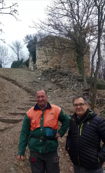 Il sindaco, Marco Gallo, con un operatore della Forestale al parco Francotto nei pressi dei ruderi del Castellaccio