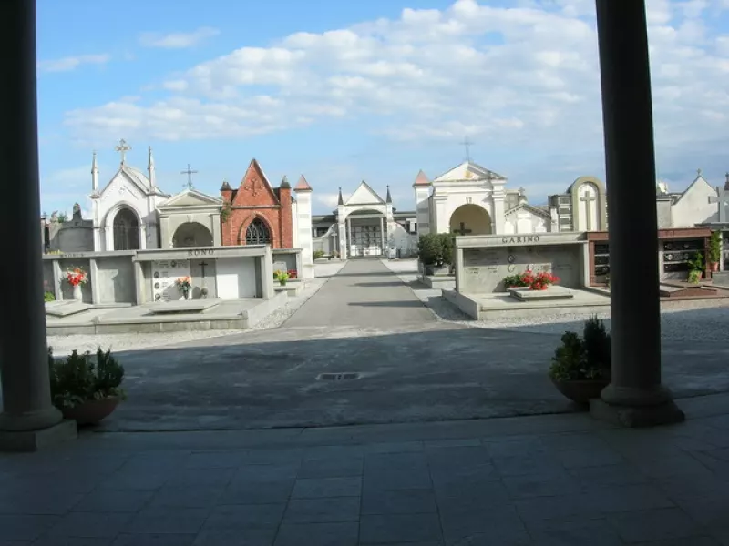 L'entrata al cimitero del  capoluogo