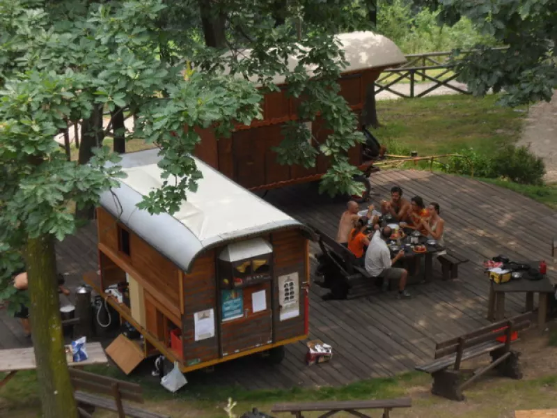 La compagnia appena giunta nel parco di villa Ferrero pranza all'ombra delle fronde