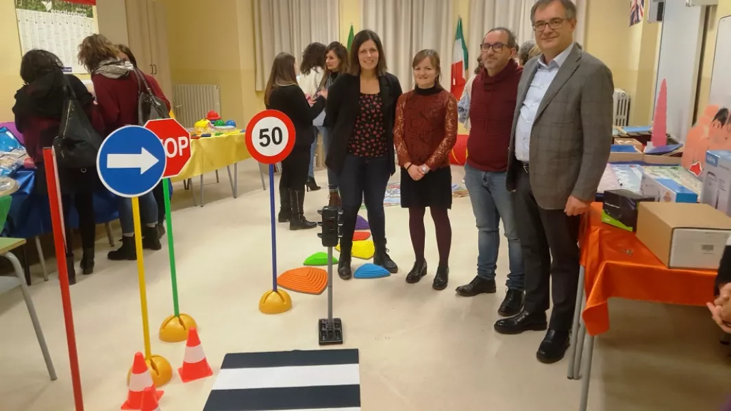 L'Attrezzoteca si trova in un’aula al secondo piano della scuola primaria in via Carletto Michelis. E' stata inaugurata dalla coordinatrice del progetto “La grandezza dei piccoli”, Sara Castello della cooperativa sociale Insieme a voi, e dal dirigente scolastico dell’istituto comprensivo, Davide Martini, con il sindaco, Marco Gallo, e la assessora all’Istruzione, Lucia Rosso