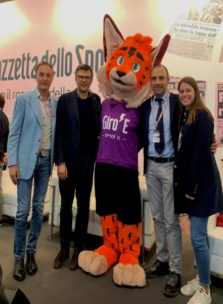 Gli assessori Diego Bressi e Beatrice Aimar con il responsabile provinciale RCS, Sergio Trossarello, e il direttore generale Rcs Sport, Paolo Bellino e la mascotte del Giro E