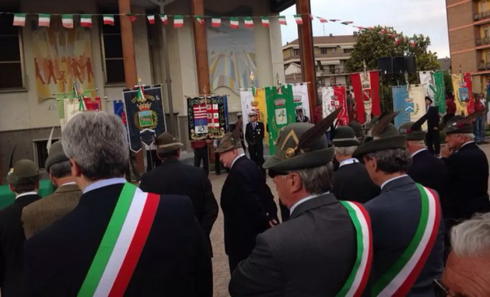 Il gonfalone di Busca fra quelli presenti all'inaugurazione della Alpiniadi