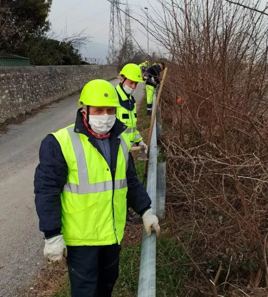 I volontari al lavoro in via Risorgimento