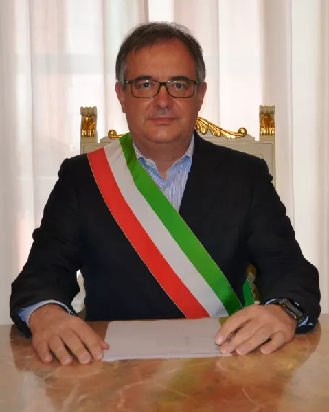 Il Sindaco: 