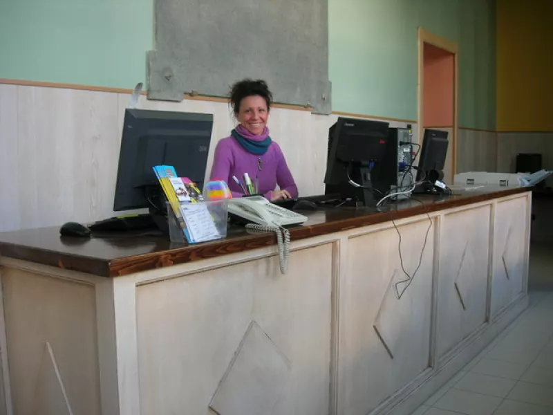 Il bancone della biblioteca comunale è stato realizzato da un ragazzo del progetto Orizzonti aperti particolarmente esperto nei lavori di falegnameria , che ha costruito anche le nuove finestre per il piano terreno del palazzo comunale