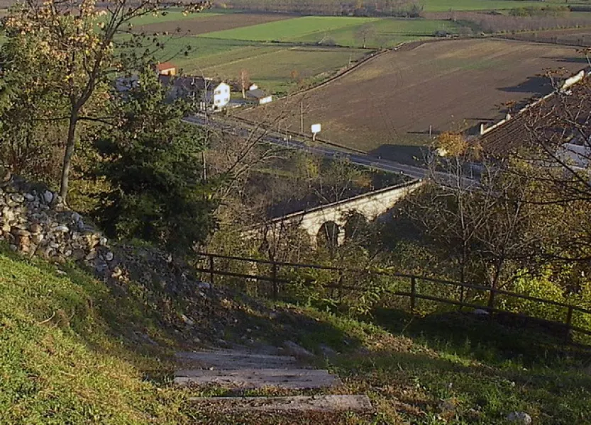 Si snoda fra collina e pianura il percorso della passeggiata  enogastronomica sulle Terre dei Lancia 