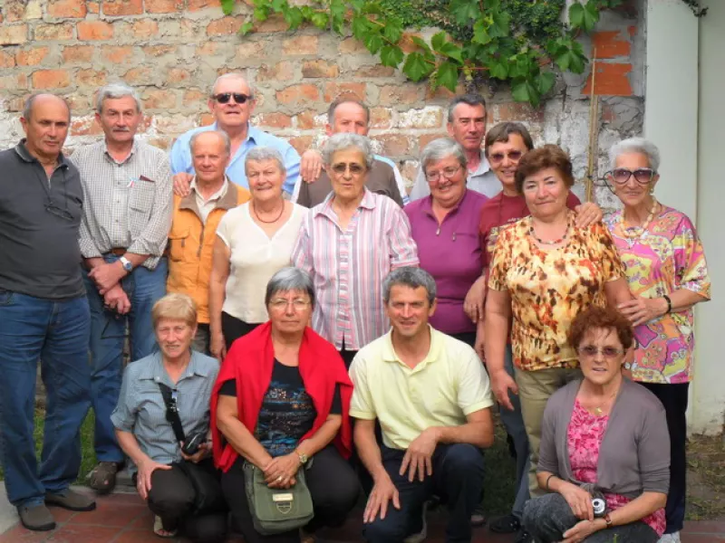 Il gruppo di Busca in visita alla missione di Buenos Aires con, al centro, suor Renza Bono di Bernezzo (maglia viola con occhiali ), suor Rosa di Casalgrasso e suor Maria Marengo di Centallo  