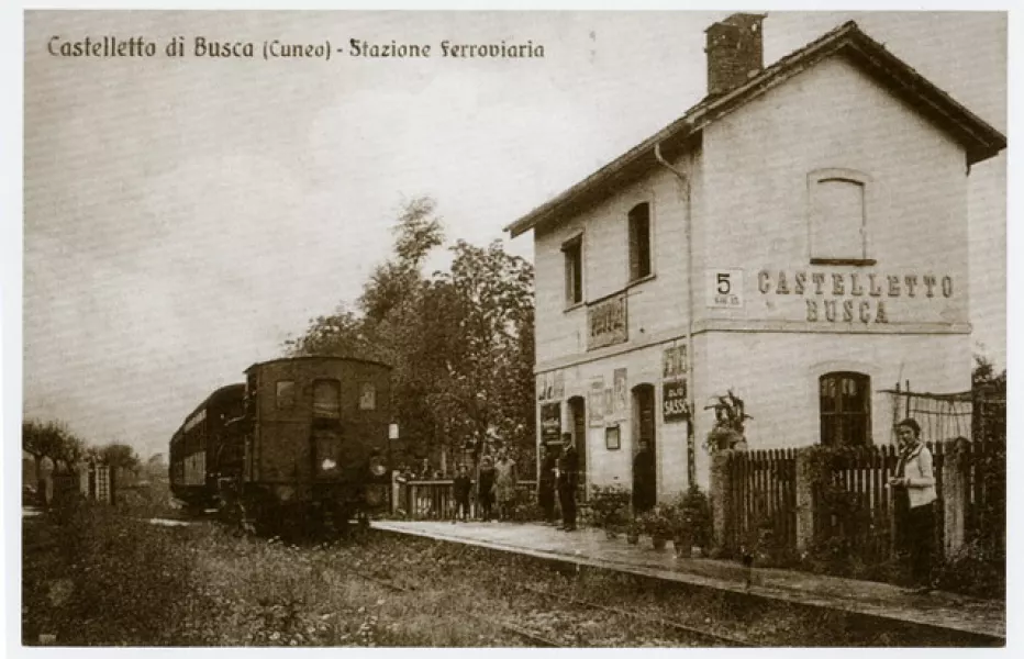 Una cartolina della stazione di Castelletto sulla Busca-Dronero negli anni Venti del secolo scorso: anche la frazione era servita dal collegamento