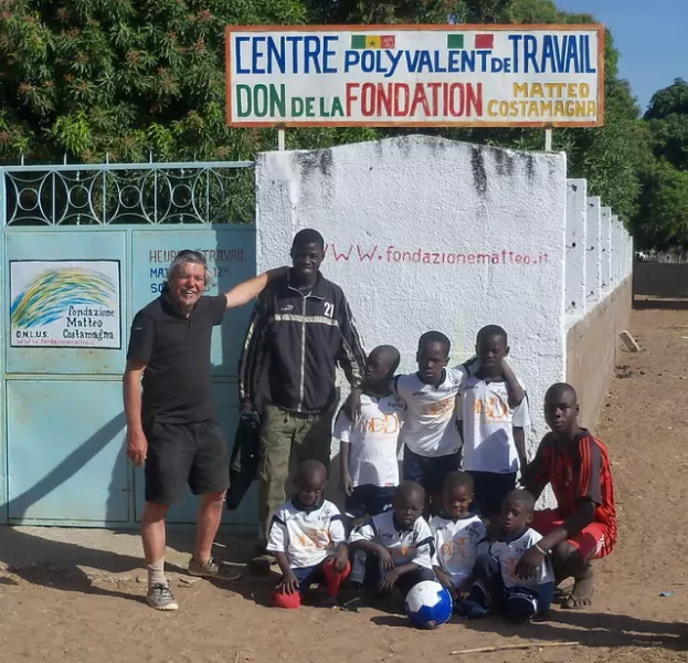 I ragazzi di Babukar in Senegal  indossano le divise donate dalla società di calcio Gem Busca