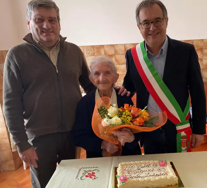 Il sindaco, Marco Gallo, e il parroco, don Roberto Bruna, hanno fatto visita questa mattina alla signora Maria Luigia Isaia per portarle gli auguri dei buschesi nel giorno del suo centesimo compleanno