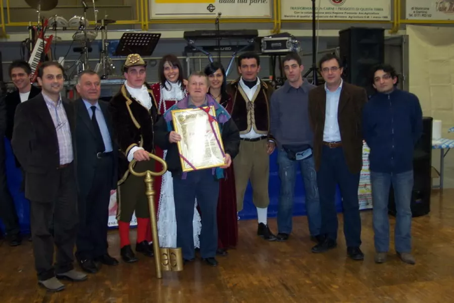 Gildo Gertosio riceve  la targa di presidente onorario della Busca Eventi durante il Carnevale 2006, in occasione dei 50 anni del Carnevale di Busca