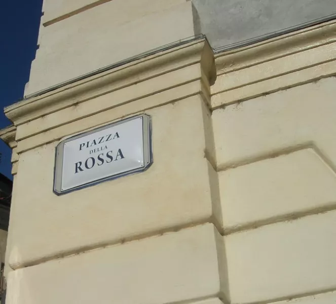 Una delle nuove insegne in piazza della Rossa