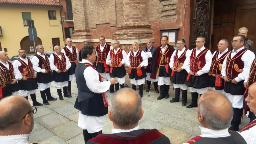 Il coro S'Arrodia di Sinnai durante l'esibizione della domenica mattina sul sagrato della parrocchia