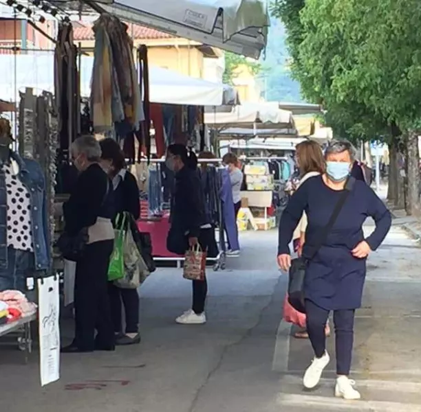 Il mercato in corso Giolitti. Al 31 dicembre 2020 i buschesi sono 10.129