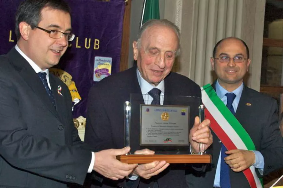 Giuseppe Fassino riceve il premio dal presidente del Lions Busca e Valli, Marco Gallo, con loro il sindaco di Busca, Luca Gosso