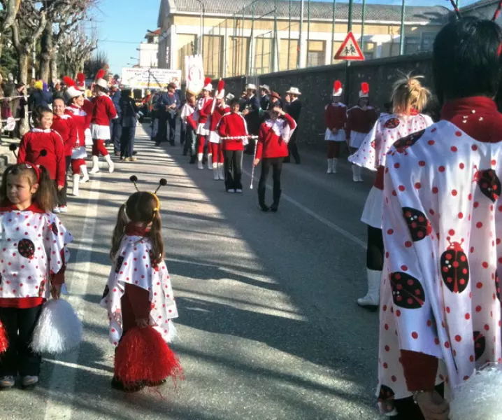 Piccole e grandi coccinelle: un gruppo mascherato a... pois rossi