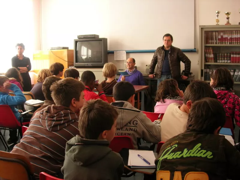 Il sindaco, Luca Gosso, ed il vice-sindaco, Marco Gallo, spiegano ai ragazzi come si elegge e come funziona il Consiglio comunale 