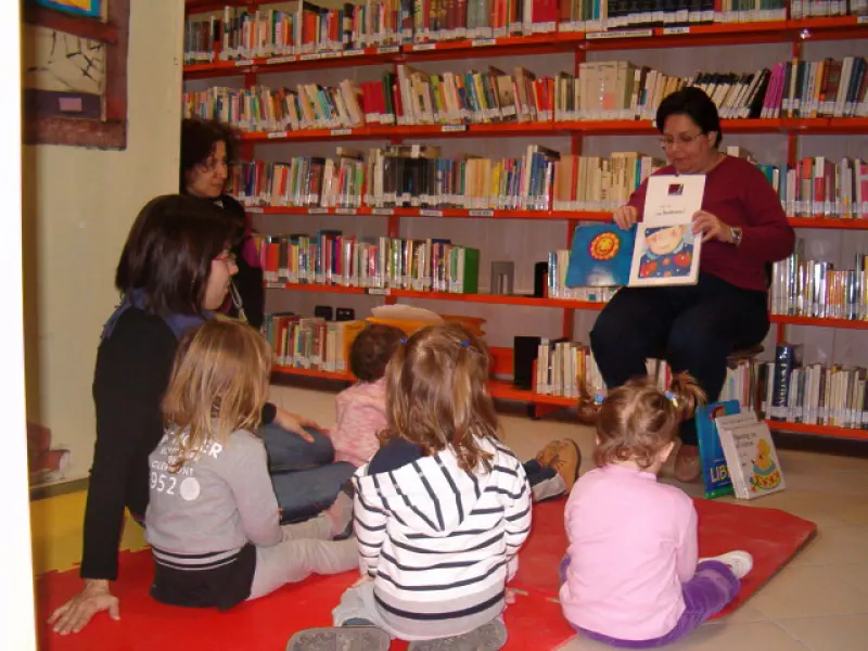 I bambini del micronido partecipano alla loro prima 'lettura' di gruppo