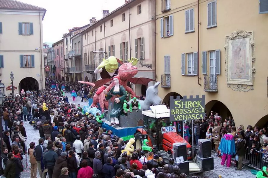 Un'immagine da una delle scorse edizioni del Carnevale di Busca. La sfilata dei carri allegorici 2011 seguirà un nuovo percorso e non passerà più in via Umberto I a causa della dimensione dei carri.  Il percorso sarà con partenza dalla zona Capannoni in corso Romita, corso Romita, corso Giolitti, via Pes di Villamarina, via Verdi e ritorno. Palco in via Pes di Villamarina, davanti alle scuole 