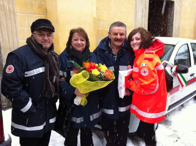 Omaggio floreale alla madrina dell'inaugurazione Loredana Auteri,  volontaria da 25 anni e fondatrice del gruppo Cri di Busca