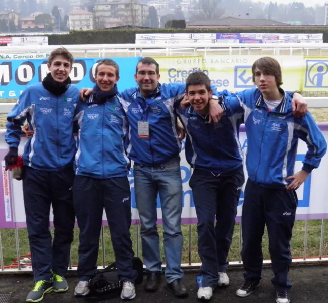 Gli atleti della Podistica Buschese che hanno partecipato ai campionti di Varese: da sinistra Olocco Giovanni, Edoardo Peano, l'allenatore Massimiliano Botta, Maurizio Botta e Michele Olocco