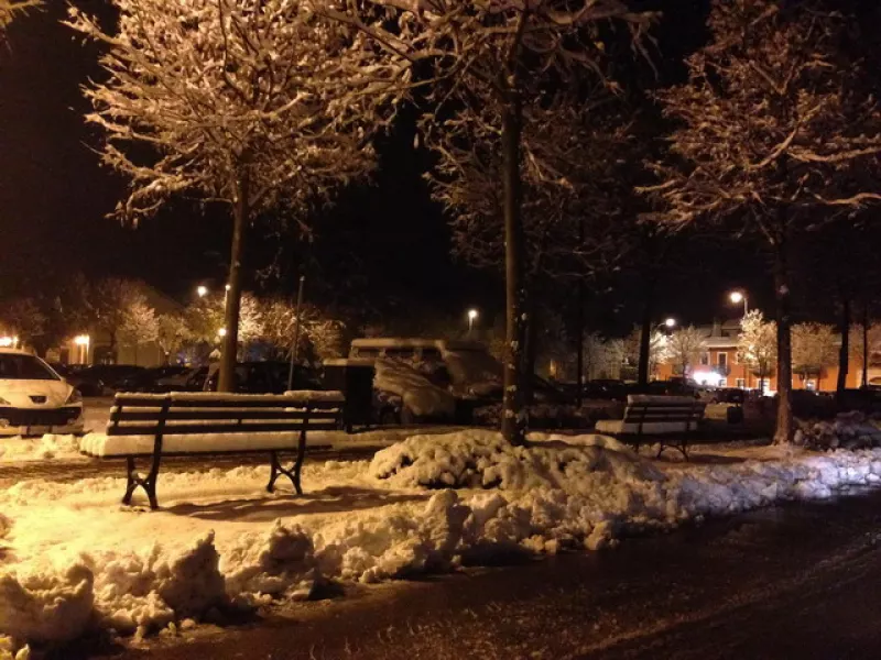 Piazza Fratelli Mariano sotto la nevicata questa sera 