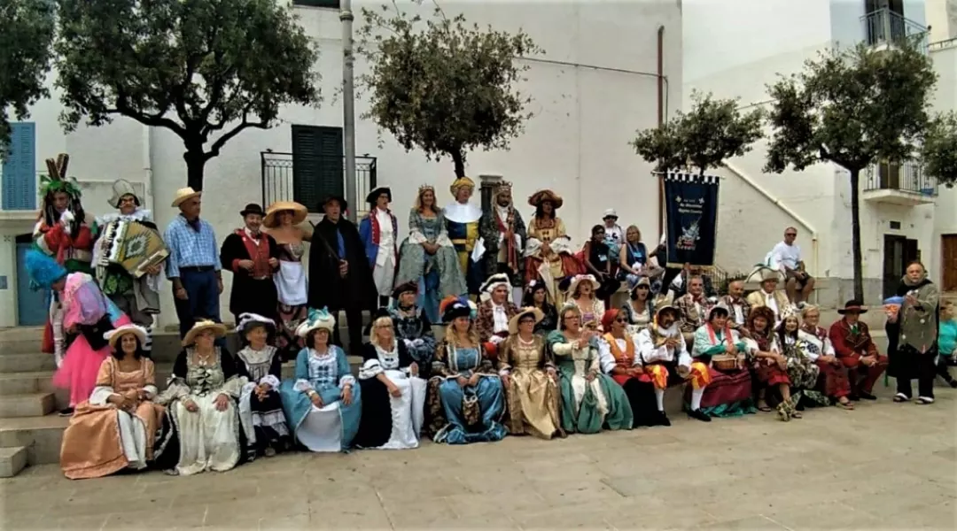 Le maschere italiane al convegno nazionale in Puglia. Buscaja è alla sinistra con la fisarmonica