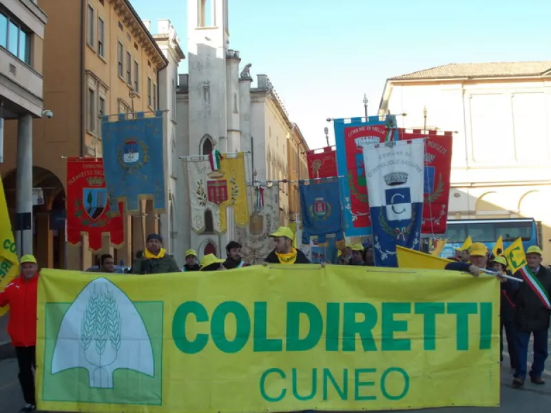 Il consigliere comunale Alberto Durando e il gonfaleone della Città alla manifestazione di Reggio Emilia a difesa del mady in Italiy 