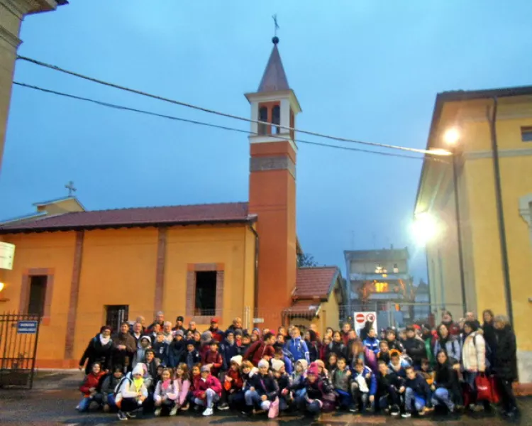 Il gruppo dei buschesi davanti alla chiesa ricostruita dopo il terremoto, anche garzie agli aiuti provenienti da Busca