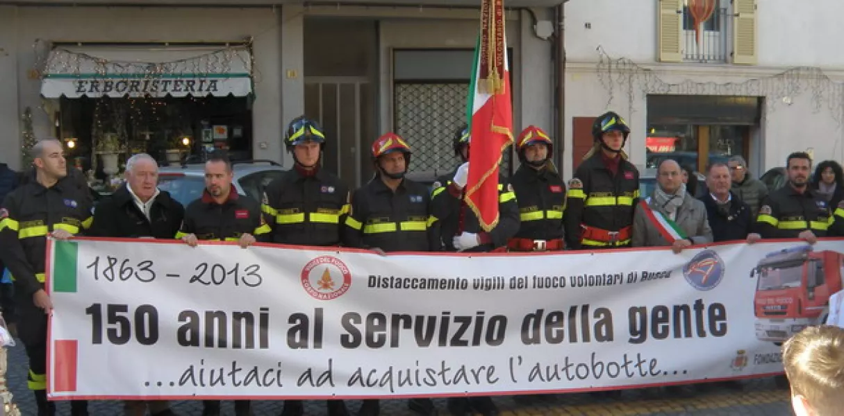 I Vigili del Fuoco volontari di Busca con il sindaco, Luca Gosso, e l'assessore comunale Gian Franco Ferrero