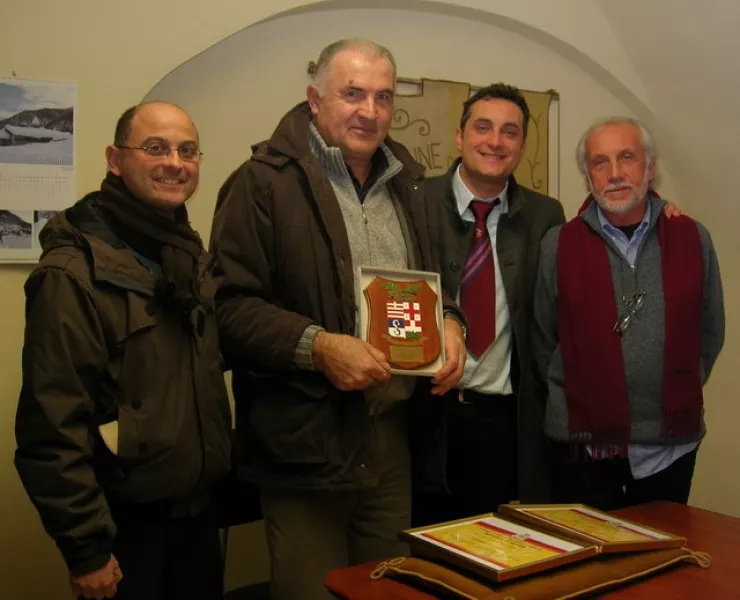 Il coordinatore del Gruppo comunale di Protezione civile, Tonino Beoletto, riceve la targa di riconoscimento della Provincia dall'assessore provinciale Stefano Isaia. Con loro  il sindaco, Luca Gosso e il vice-coordinatore, Michele Mattalia