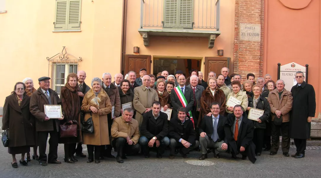 Foto di gruppo di fronte al Teatro Civico