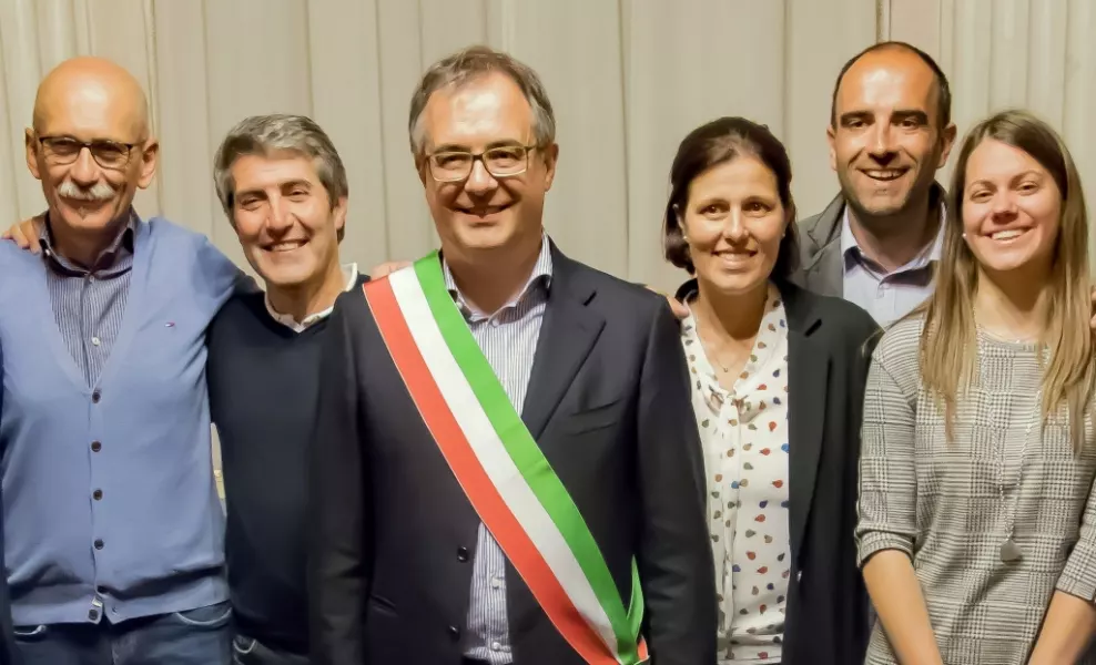 I componenti della Giunta comunale con il Sindaco. La assessora ad assistenza e servizi sociali, politiche giovanili, rapporti con CCR, innovazione Beatrice Aimar si dimette dalla carica di Consigliere comunale, al suo posto entra in Consiglio Carla Eandi, prima per numero di preferenze fra i candidati non eletti direttamente nelle votazioni amministrative dello scorso maggio