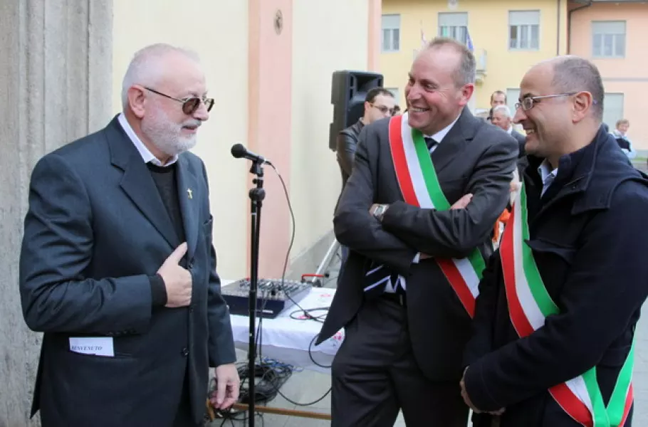 Da sinistra don Enzo Conte, Livio Acchiardi, sindaco di Dronero, Luca Gosso, sindaco di Busca