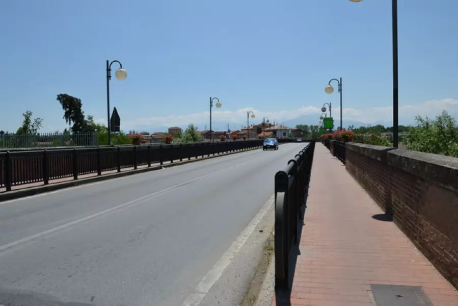 Il ponte sul Maira lungo la strada regionale: la fila delle ringhiere è doppia nei due sensi di marcia