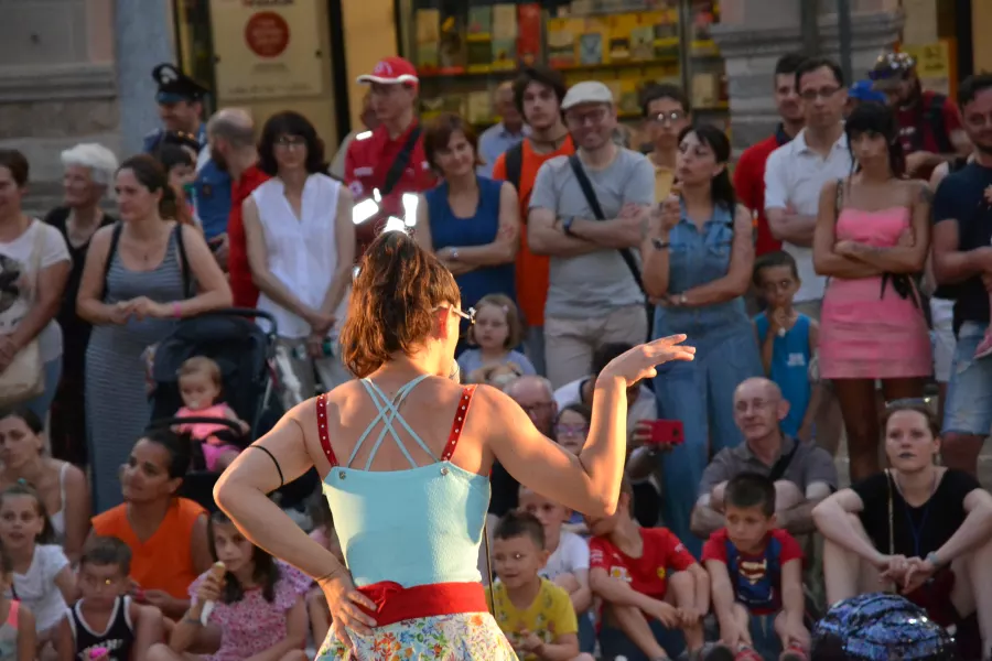 Tutti in centro per i mille spettacoli di Mirabilia da questa sera a domenica spettacoli senza sosta