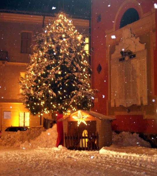 L'albero e la Capanna in piazza della Rossa, simboli del Natale buschese