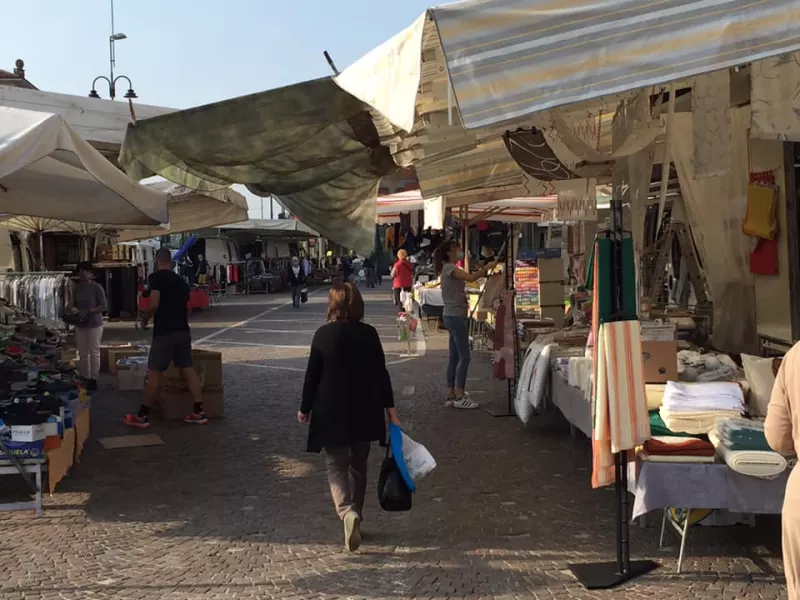 Nella settimana di Natale e in quella di Capodanno, che cadono di venerdì,  il mercato settimanale si terrà al mercoledì