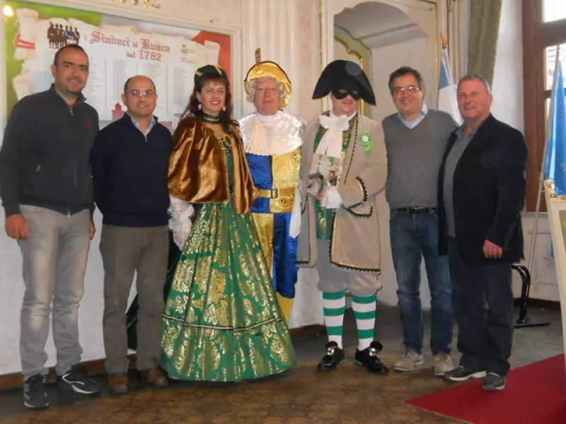 Buscaja e la Bell’Antilia in municipio con la maschera di Parma Al Dsèvvod, “l'insipido”, ricevuto dal sindaco, Luca Gosso, dal vice-sindaco Marco Gallo, dall'assessore alle Manifestazioni Gian Franco Ferrero e dal consigliere comunale Diego Bressi 