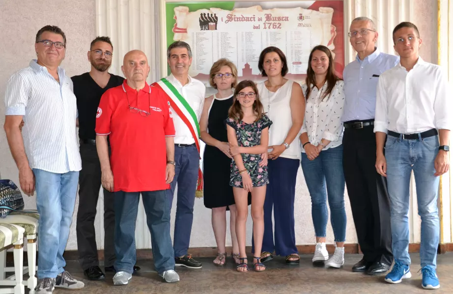 La delegazione della Croce Rossa di Monaco di Montecarlo, guidata dalla vice-responsabile dei Volontari, Viviana Fraval, al centro, con  il vice-sindaco Gianmichele Cismondi, il presidente della Cri Busca Teresio Delfino e il delegato nazionale Truccatori e simulatori Cri  Giuseppe Giordana, il volontario Remo Ciravegna, le assessore Lucia Rosso e Beatrice Aimar e il consigliere comunale delegato alla Sanità Jacopo Giamello