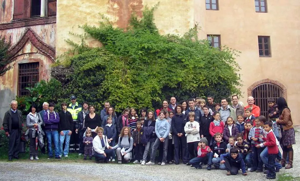 Foto di gruppo sotto il castello del Roccolo