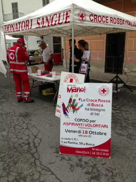 Lo stand della Cri a 'Busca in Piazza' con la promozione del nuovo corso per futuri volontari