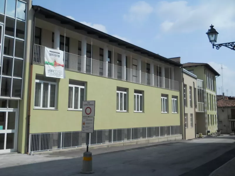 L'edificio delle scuole elementari in via Carletto Michelis dopo i lavori di tinteggiatura