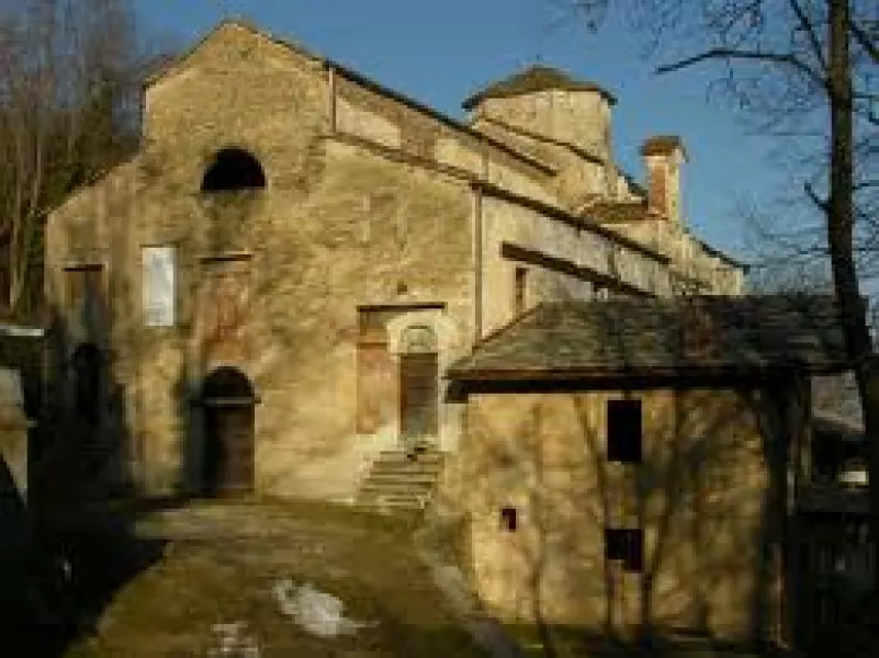 La chiesa benedettina di San Costanzo al Monte è un capolavoro architettonico nei boschi sulle pendici del monte San Bernardo