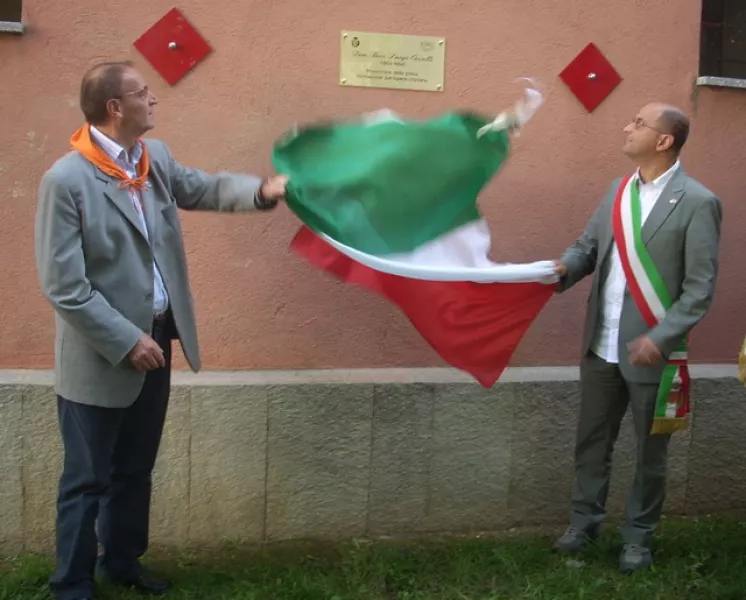 Il sindaco, Gosso, e il presidente dell'Anpi, Berardo, scoprono la targa dedicata a don Occelli nel parco della Resistenza