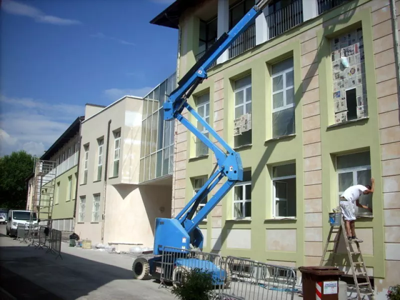 Il cantiere all'edificio delle scuole elementari