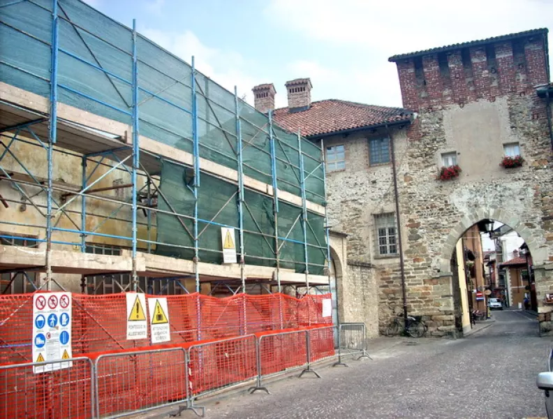 I ponteggi nel cantiere in piazza Santa Maria