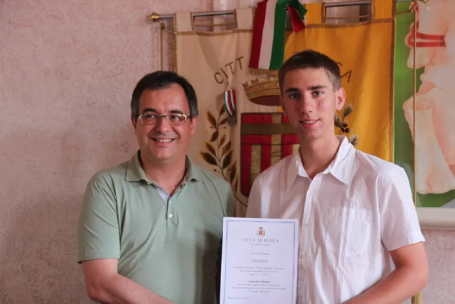 L'assessore alla Cultura Marco Gallo consegna la borsa di studio Angelo Romagna a Martino Banchio